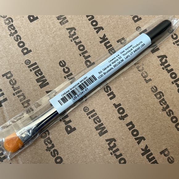 Younique Other - YOUNIQUE cream shadow brush BRAND NEW